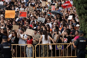 Colectivos por el derecho a la vivienda, como el Sindicat de Llogateres, se manifiestan en protesta por los especuladores y rentistas, ante los precios "imposibles" en compra y alquiler, los desahucios, la infravivienda y el sinhogarismo, en una marcha reivindicativa que tiene previsto finalizar ante la cita inmobiliaria e inversora Valencia Real Estate Summit 2026. EFE/ Kai Forsterling