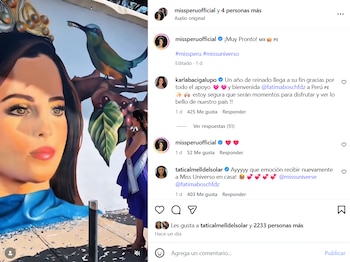 Fátima Bosch, Miss Universo 2025, de pie frente a un mural colorido que representa un rostro femenino y un pájaro posado en una rama con bayas; confeti en el suelo