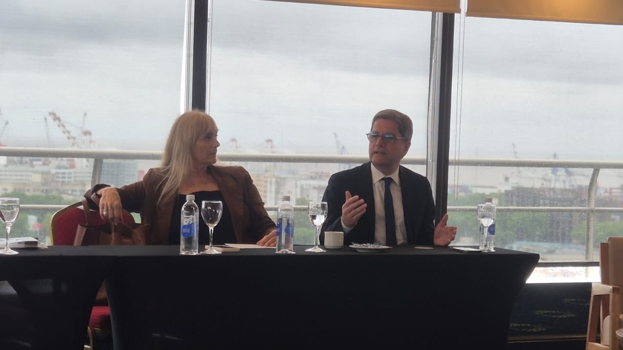 La médica especialista en nutrición Mónica Katz y el médico cardiólogo Jorge Tartaglione durante la presentación de tirzepatida en Argentina