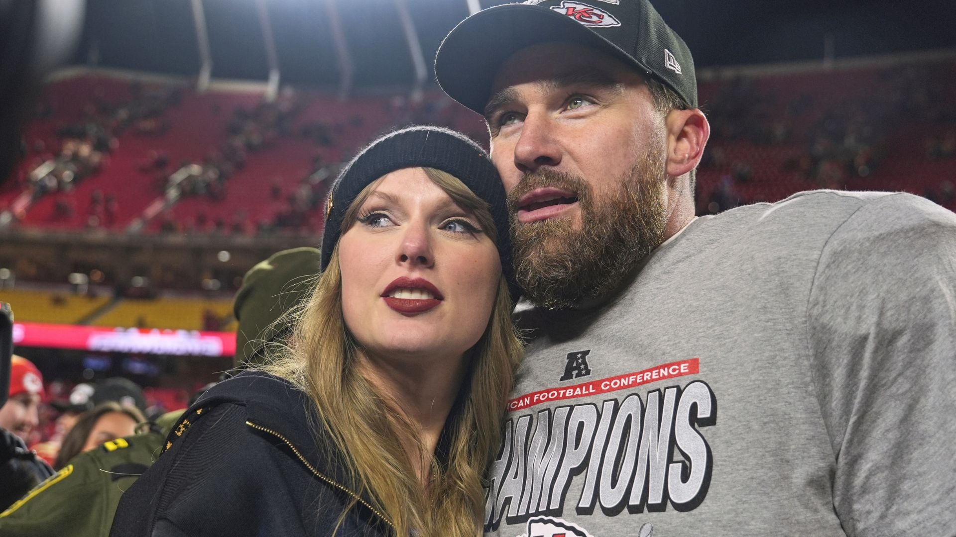 Travis Kelce y Taylor Swift (foto: AP/Charlie Riedel)