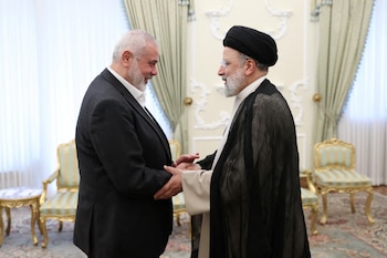 El presidente iraní, Ebrahim Raisi, se reúne con el máximo dirigente del grupo palestino Hamas, Ismail Haniyeh, en Teherán, Irán, 27 de marzo de 2024. Presidencia de Irán/WANA (West Asia News Agency)/Handout via REUTERS