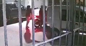Los tres sospechosos llegaron en una moto y, según los testigos, habrían intentado robarle. Le dispararon en la cara y la última información es que está internado en grave estado
