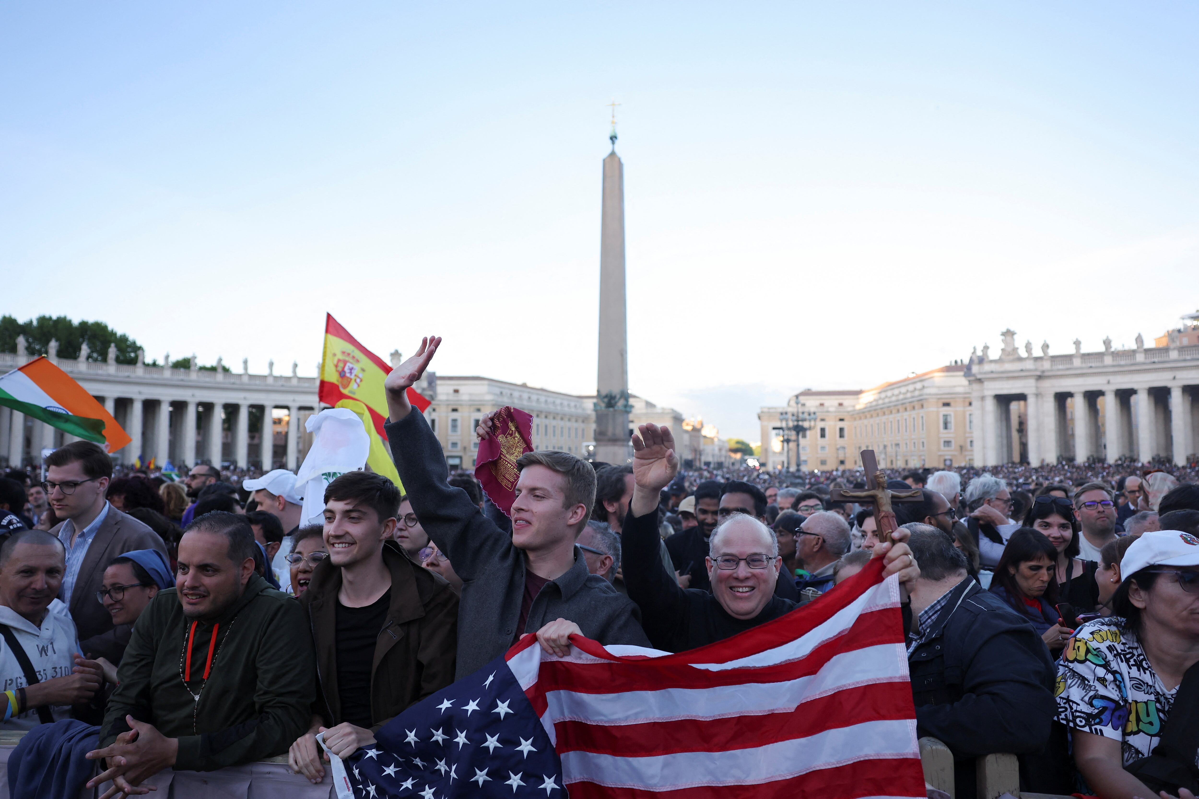 La gente reacciona al anuncio de que el cardenal estadounidense Robert Prevost ha sido elegido por el cónclave como nuevo papa, con el nombre de Papa León XIV, en el Vaticano, el 8 de mayo de 2025