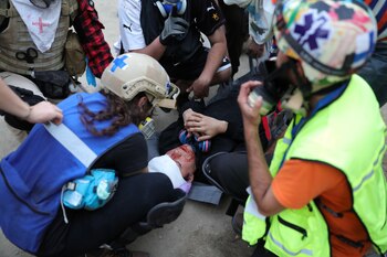 Socorristas atienden a una persona