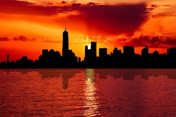 La silueta del skyline de Manhattan al atardecer ofrece el marco ideal para la observación del cometa, cuya visibilidad dependerá de la claridad del horizonte suroeste y de la baja contaminación lumínica.