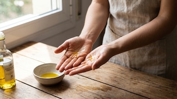 Aceite de oliva: el truco para hidratar tus manos y dar brillo a tus muebles en minutos
