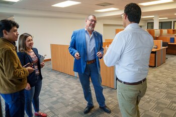 Arévalo habla con sus colaboradores