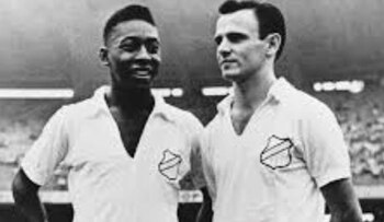 Pepe Macia, junto a Pelé,