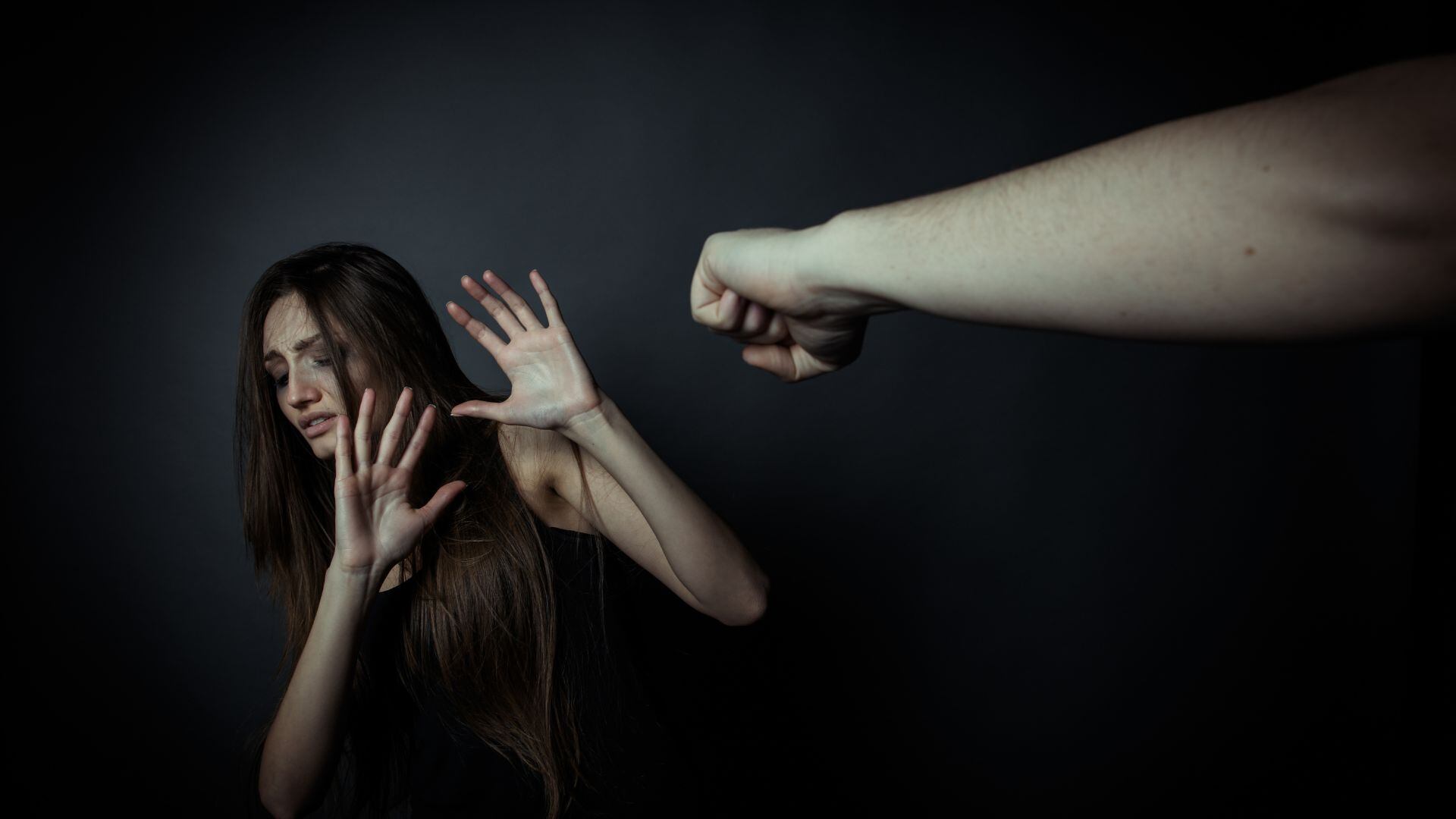 Un hombre golpeó a su pareja, usó maniobras de artes marciales para estrangularla y permanecerá en libertad