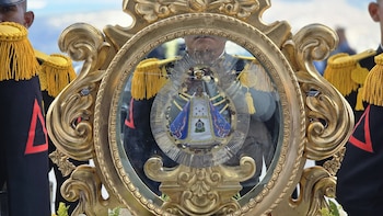 Miles de creyentes y autoridades