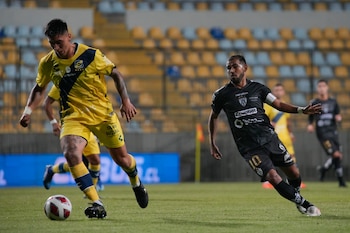 Sebastián Pereira (i) de Everton disputa el balón con Junior Sonrosa (d) de Independiente del Valle (Ecuador) hoy, durante un partido por la Copa Viña del Mar 2024 en el Estadio Sausalito de Viña del Mar (Chile). EFE/Adriana Thomasa