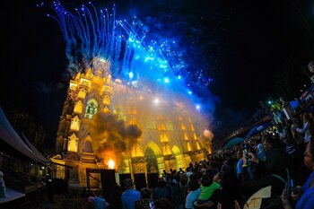 La serenata a la Señora de Santa Ana reúne a músicos y coros locales en la víspera de su día, bajo la mirada de cientos de fieles. (Foto cortesía Alcaldía de Santa Ana)