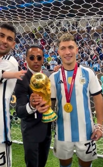 Salt Bae se volvió polémico al tocar la copa del mundo durante los festejos de Argentina.