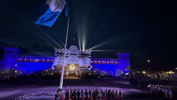 Guatemala conmemoró 205 años de Independencia con la izada del Pabellón Nacional en la Plaza de la Constitución.