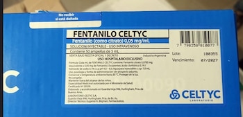Primer plano de una caja azul y blanca de medicamento inyectable "FENTANILO CELTYC", mostrando detalles del producto, dosificación y fecha de vencimiento 07/2027