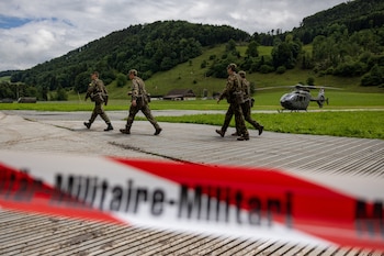 Efectivos de las Fuerzas Armadas suizas durante una visita a la zona de seguridad establecida en Bürgenstock (REUTERS)