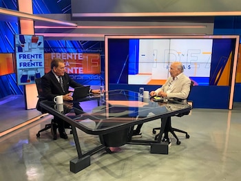 El infectólogo Ernesto Navarro Marín durante su participación en el programa Frente a Frente, donde abordó la situación actual del dengue en El Salvador (Cortesía: Frente a Frente).
