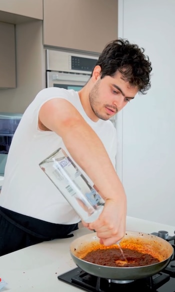 Daniel Narváez explicó cómo hacer una pasta a la vodka en casa y hasta se animó a flambearla en cámara - crédito @danielnarvaezh/IG