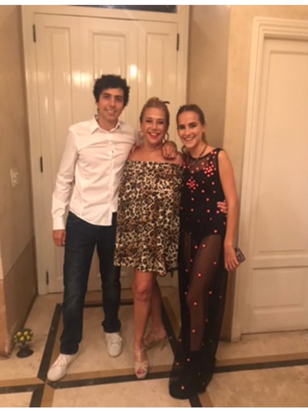 En una ocasión especial, con su abuela y su tío y un look elegante de noche