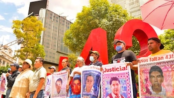 Papás de los 43 rechazan criminalización tras presunto hallazgo de explosivos, piden a FGR retomar líneas clave de investigación
