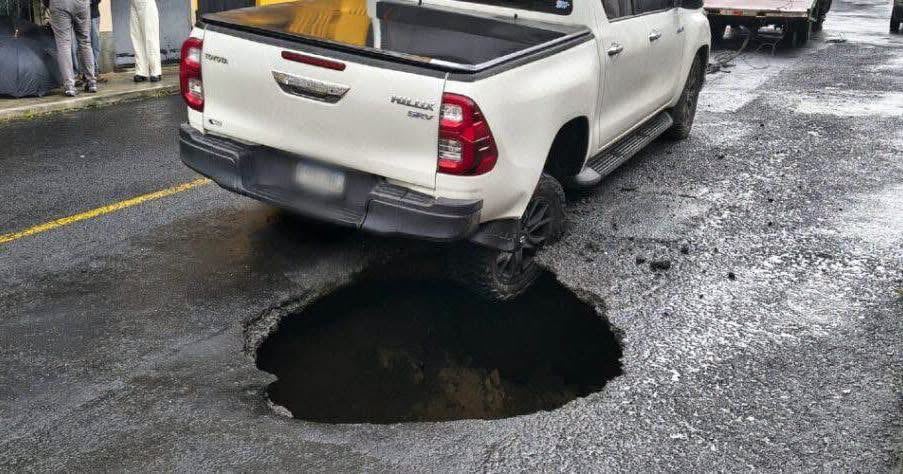 El primer incidente se registró cuando un picop quedó atrapado en un agujero de gran magnitud. (Villa Nueva News)