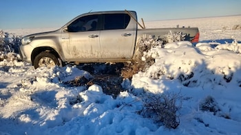 Impactante rescate en Santa Cruz: una pareja estuvo más de 40 horas atrapada en su camioneta por la nieve y bajo -22°C
