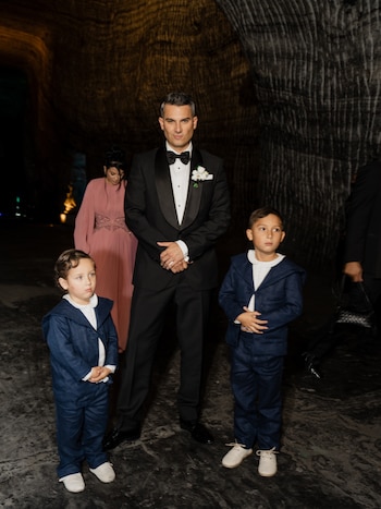 Los niños lucieron conjuntos de chaqueta y pantalón en tono azul petróleo para la boda de sus padres - crédito @pipebueno/ Instagram