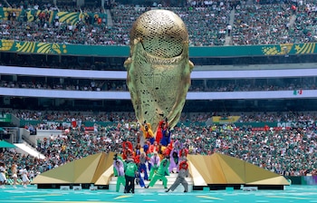 J Balvin también participó del acto de inauguración en el Estadio Azteca
