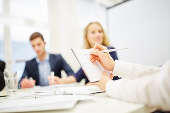 El estándar de las reuniones suele ser una hora, por lo que, para respetar ese tiempo asignado, se tratan temas que podrían discutirse por separado con menos participantes (Shutterstock)