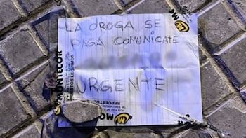 “La droga se paga”: prendieron fuego el portón de una cochera en el centro de Rosario y dejaron un mensaje narco