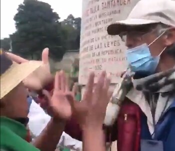 Un guía turístico se enfrentó