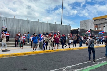 Simpatizantes del gobierno asistieron a a las afueras del Poder Judicial.