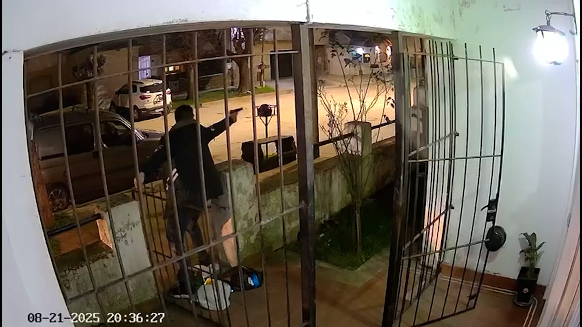 El hombre le disparó a los ladrones cuando estaba huyendo