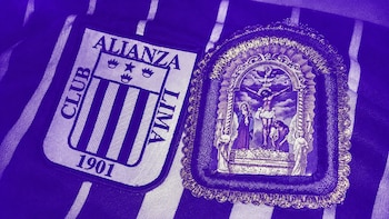 Escudo del Club Alianza Lima junto a un parche con la imagen del Señor de los Milagros sobre una prenda a rayas moradas y blancas