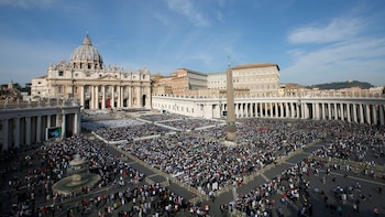 Vista general de una Misa por la canonización del cardenal británico del siglo XIX John Henry Newman, una laica suiza, una monja india, una monja italiana y una monja conocida como la "Madre Teresa de Brasil", en el Vaticano, 13 de octubre de 2019. (REUTERS/Remo Casilli)