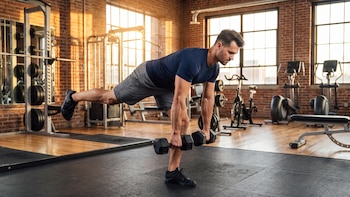 Esta es la forma segura de hacer peso muerto, uno de los ejercicios más complejos del gimnasio