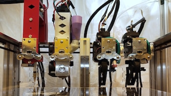 La impresora utiliza cuatro extrusores