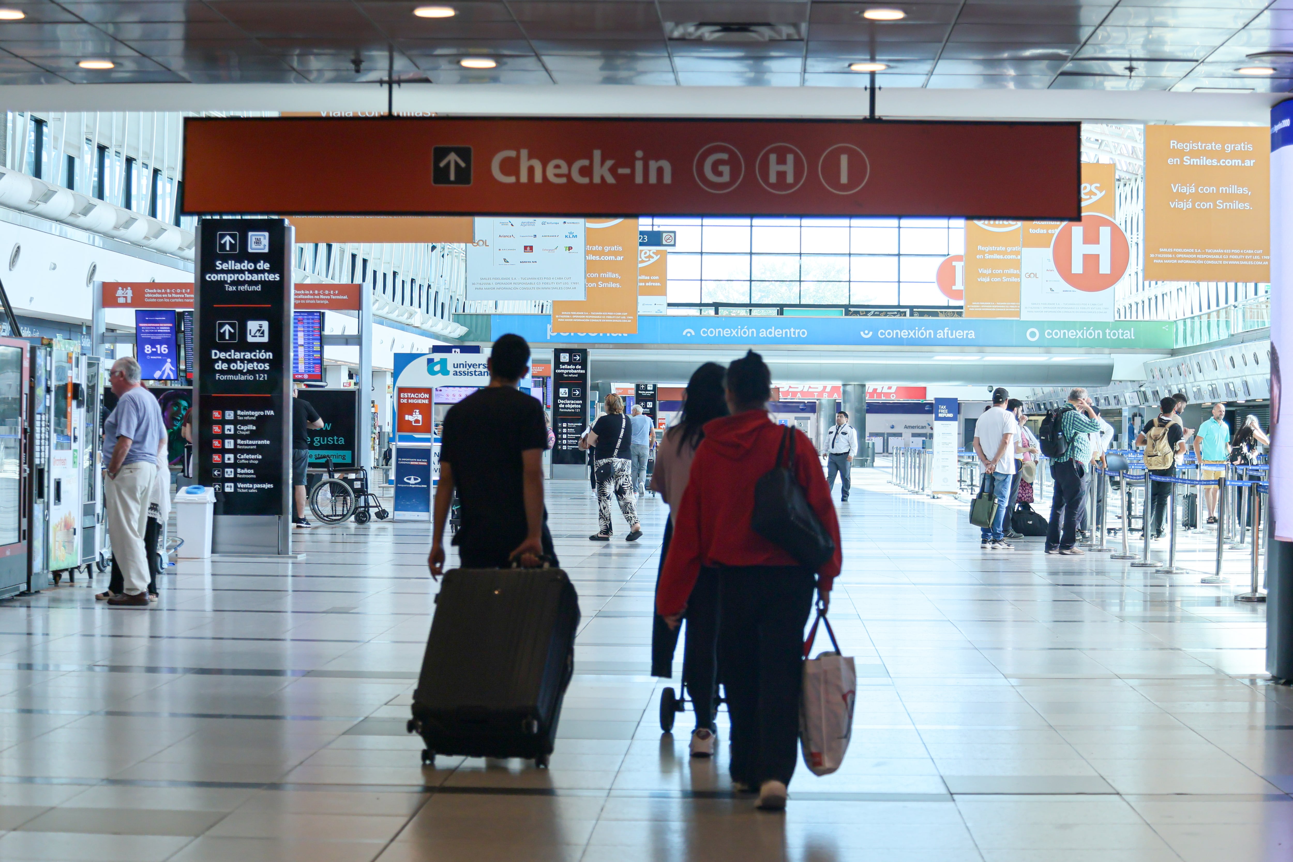 La Justicia federal condenó a una aerolínea a pagar 800 mil pesos por daño moral a una familia por la cancelación de un vuelo internacional entre Ezeiza y Miami. (Foto de archivo: EFE/Luciano González)