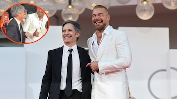 Gael García Bernal sorprende al bailar junto a Ricky Martin en el estreno de su nuevo filme desde Venecia, “Hombre al agua”