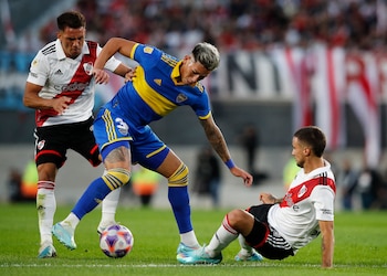 A Luis Vázquez le costó aguantar la pelota en la primera mitad (Foto: Reuters)