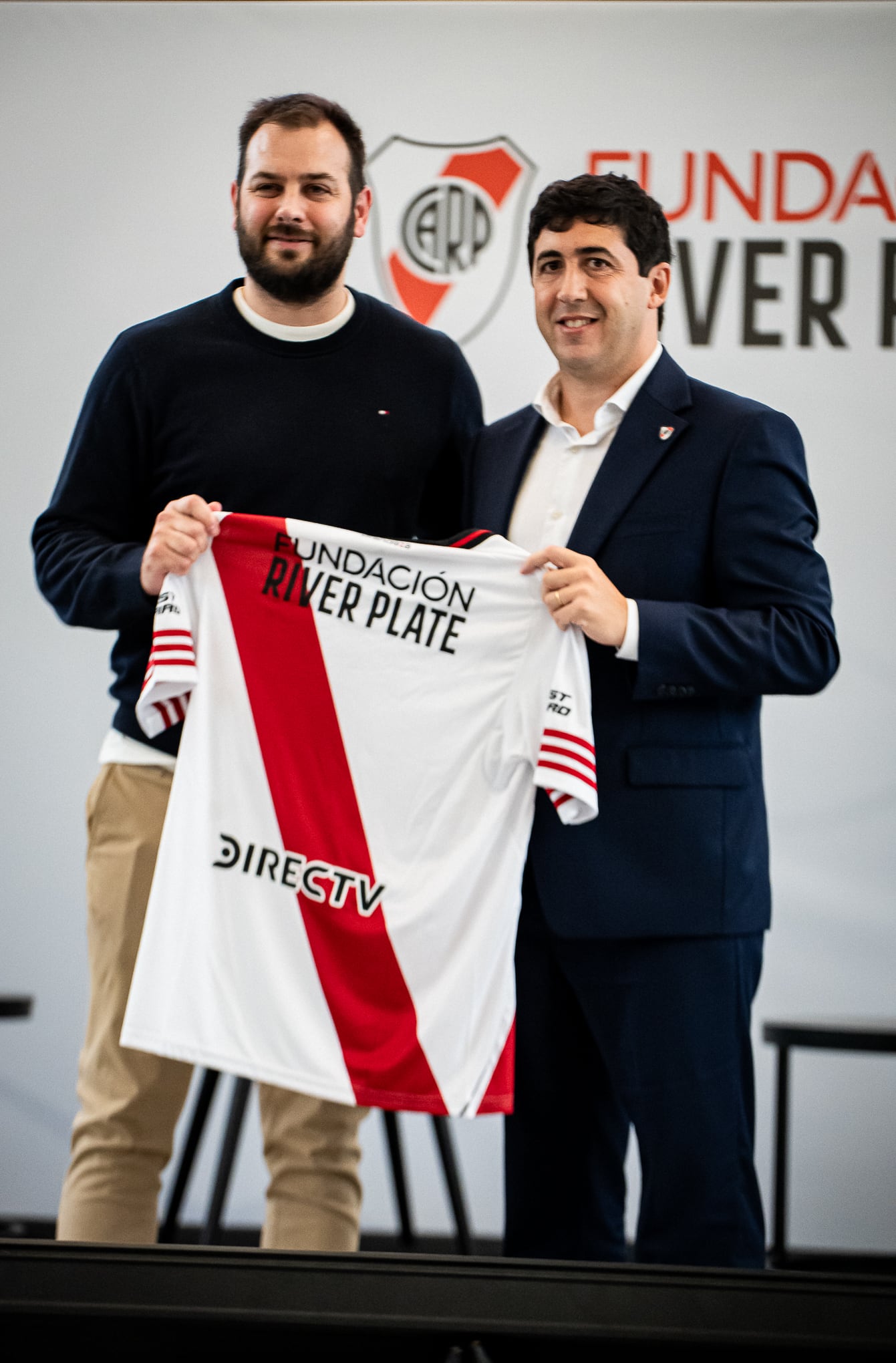 Luciano De Cecco acompañado de Felipe Llorente, presidente de la Fundación River (Prensa Fundación River)