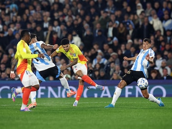 Dïas superó a tres defensores