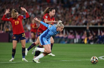 Alessia Russ en acción ante Olga Carmona y Laia Codina. REUTERS