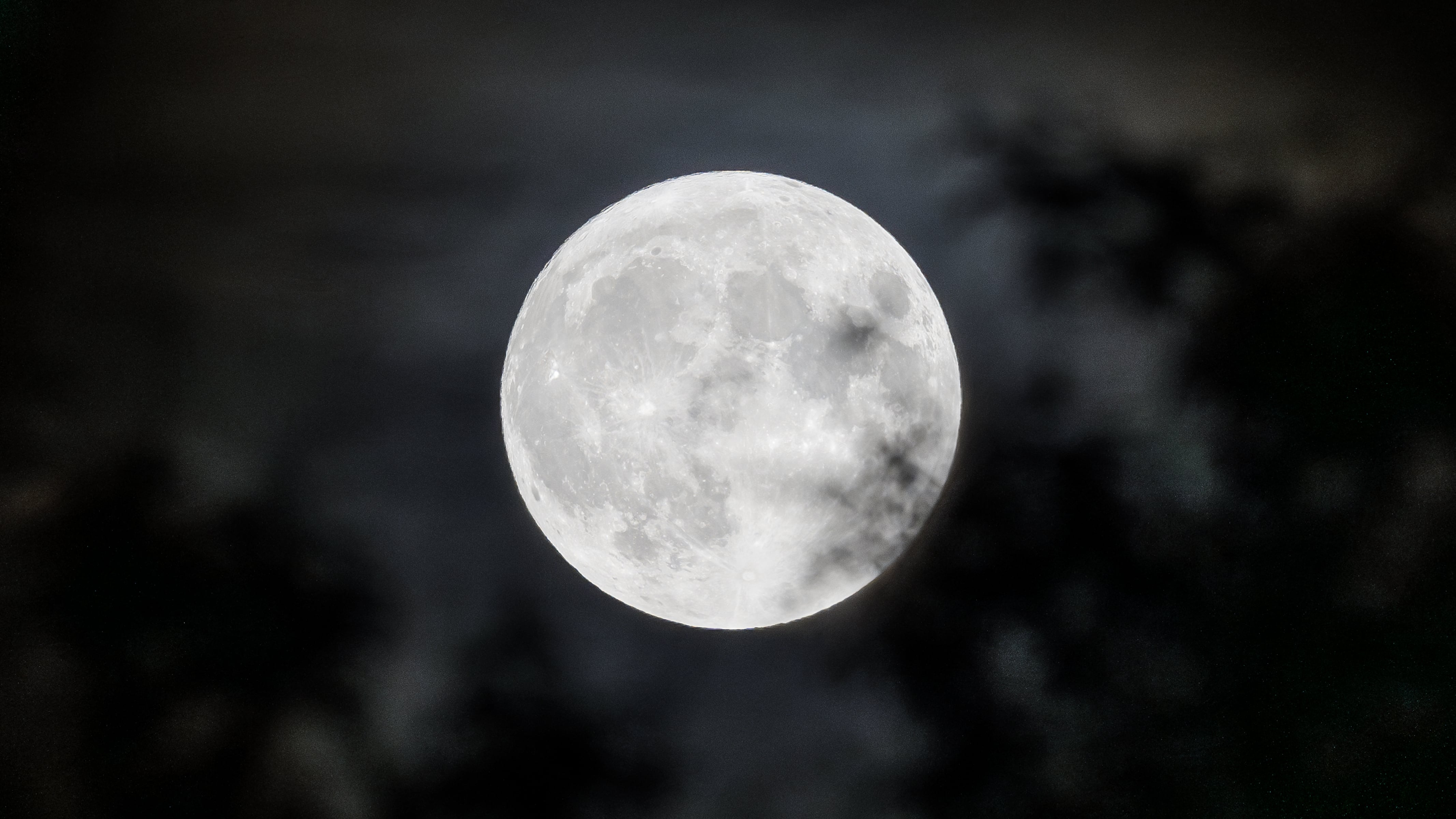 El fenómeno de la Luna Azul ocurre cuando con hay dos lunas llenas en un mismo mes, un evento astronómico que suele repetirse cada dos años y medio