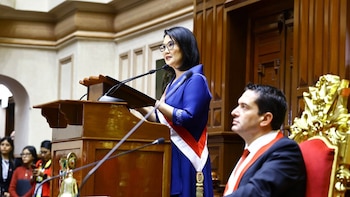 Fujimori anuncia una subida del salario mínimo del 15% al ser investida presidenta de Perú