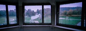 Vista de una torre de control fronterizo sobre los restos originales de un muro que separaba las dos partes del pueblo de Mödlareuth durante la división alemana en Alemania Oriental y Occidental