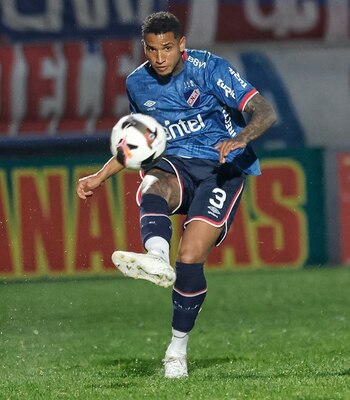 Izquierdo, con la casaca del