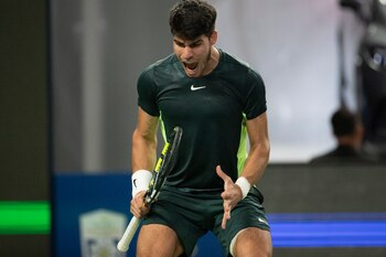 El español Carlos Alcaraz celebra