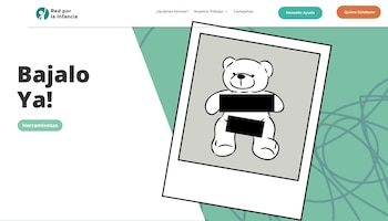 Diseño de página web con el logo 'Red por la Infancia', texto '¡Bajalo Ya!' y un oso de peluche animado con censura en un marco