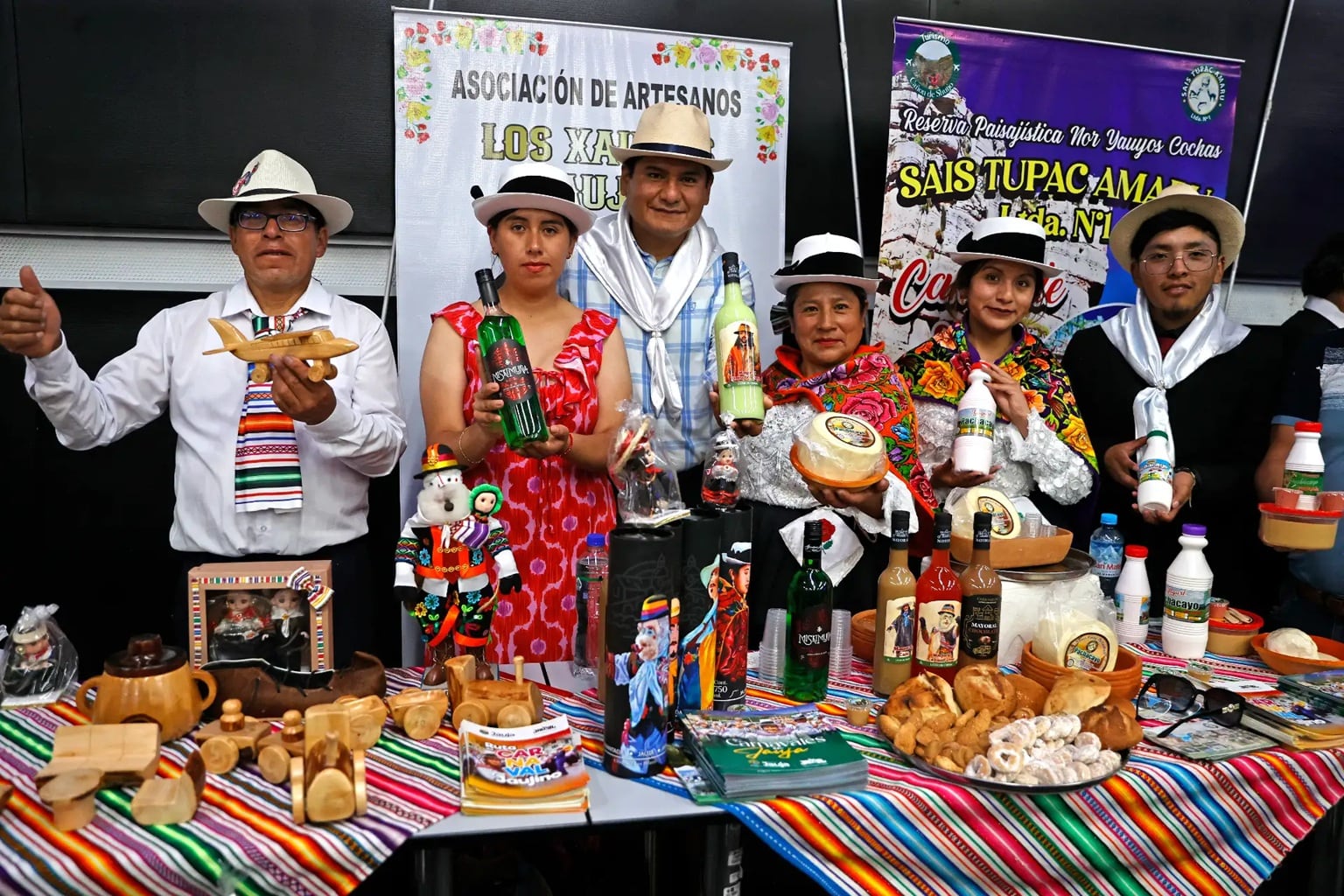 Delegaciones de Junín exhiben productos artesanales y gastronómicos en Lima durante el lanzamiento de los Carnavales Junín 2026, destacando el auge turístico de la región (Andina)